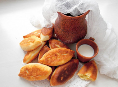 Fried yeast pies in a frying pan