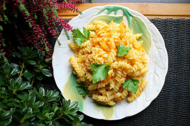 Pasta with carrots and onions in a frying pan