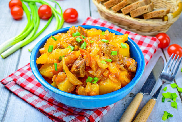 Stew with cabbage, potatoes and meat