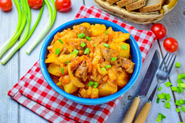 Stew with cabbage, potatoes and meat