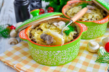 Potatoes in pots with mushrooms and cheese