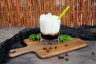 White Russian cocktail at home