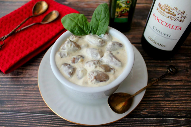 Chicken hearts in cream sauce