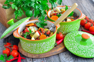 Vegetable stew in pots in the oven