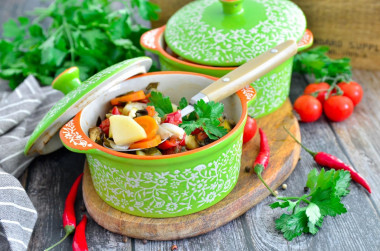 Vegetable stew in pots in the oven