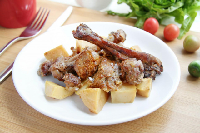 Goose in a slow cooker in pieces with potatoes