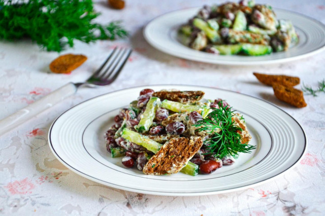 Salad with red canned beans and crackers