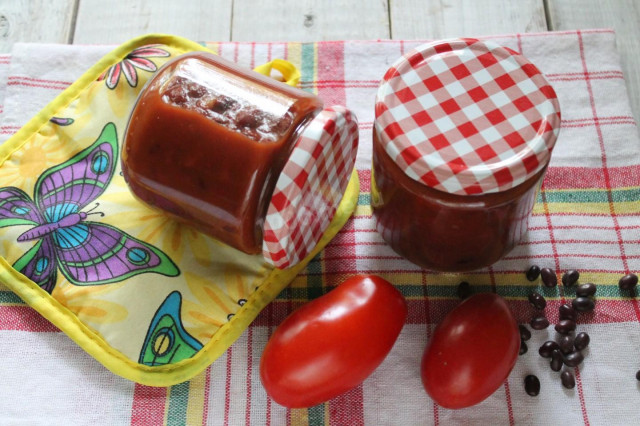 Beans in tomato for winter