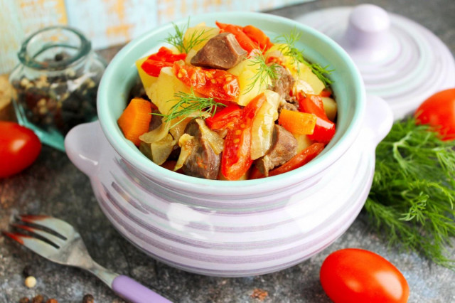 Pork heart in pots in the oven with potatoes