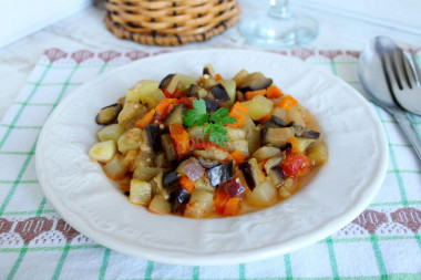 Stew of eggplant, bell pepper, tomatoes and zucchini