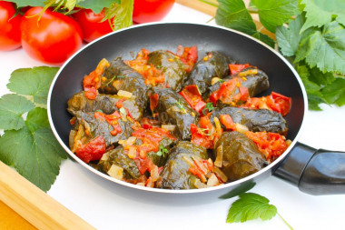 Dolma with tomato sauce