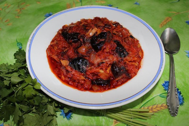 Cabbage with onions in prunes