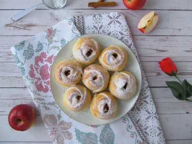 Rose buns with apples from yeast dough