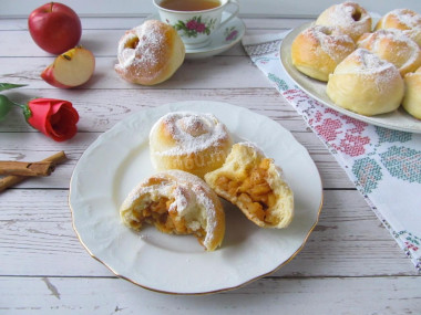 Rose buns with apples from yeast dough