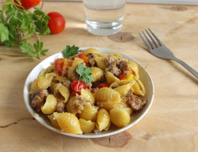 Pasta with minced meat and tomatoes