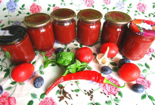 Spicy sauce of tomatoes and plums with garlic for winter