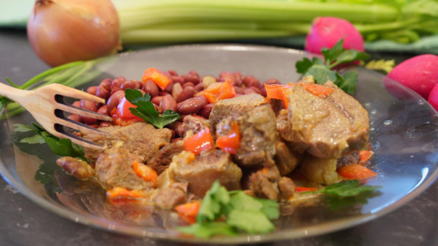 Lamb with beans and bell pepper