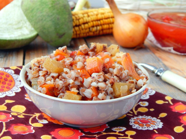 Buckwheat with minced meat and vegetables