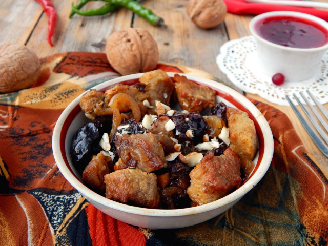 Beef with prunes and nuts