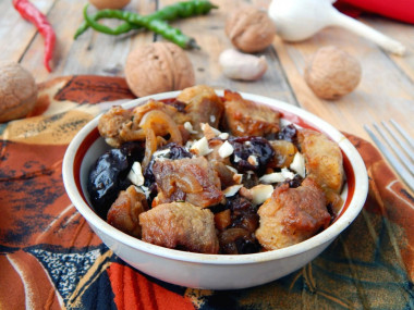 Beef with prunes and nuts