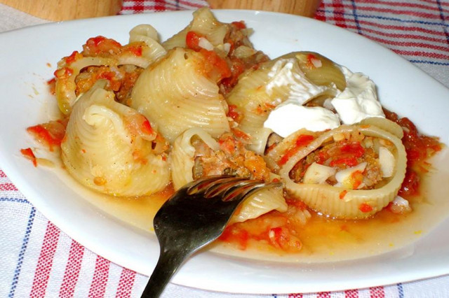 Pasta shells with minced zucchini and tomatoes