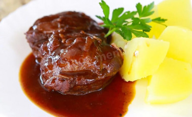 Pork cheeks in demiglas sauce