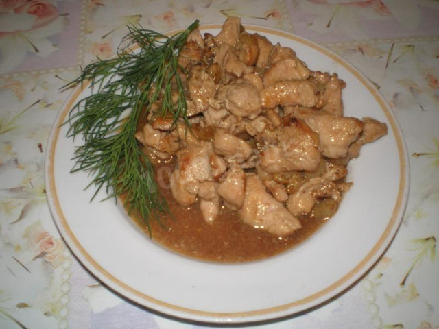 Chicken fillet with cinnamon and raisins