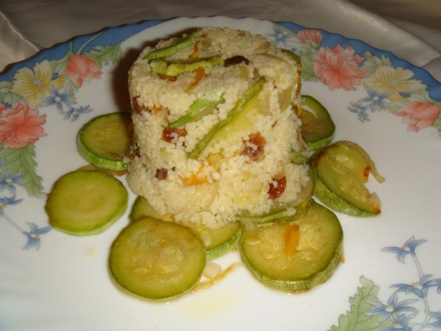 Couscous with raisins and vegetables