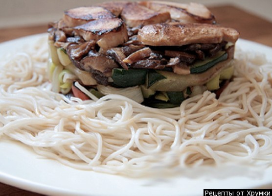 Chicken with vegetables and mushrooms in teriyaki sauce