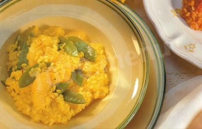 Risotto with oranges, sugar peas and saffron