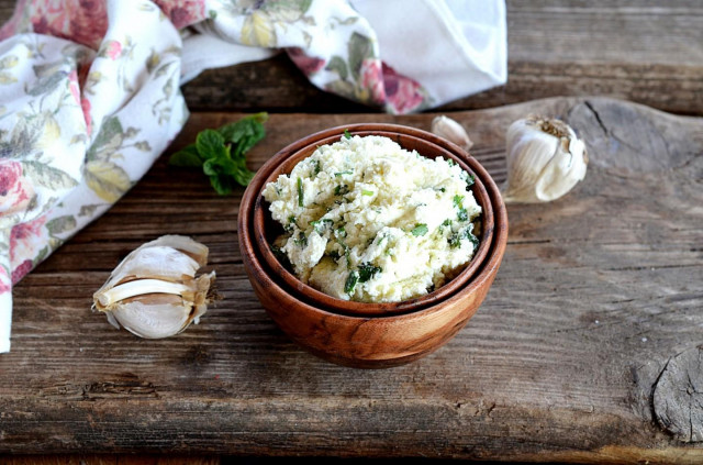 Cottage cheese with herbs and garlic