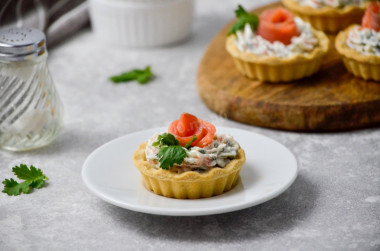 Tartlets with cottage cheese and red fish