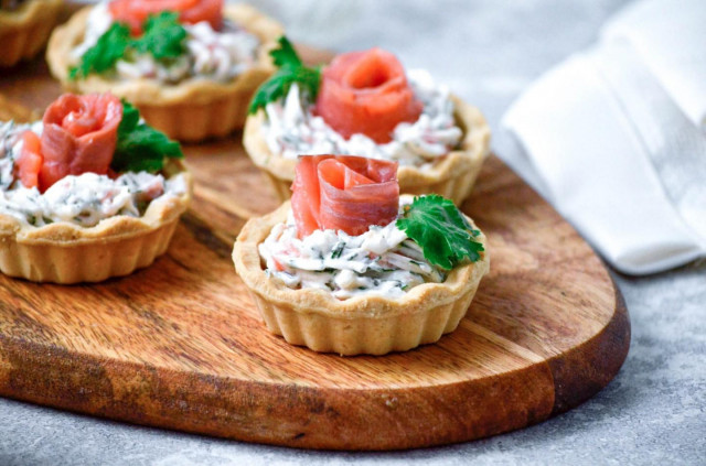 Tartlets with cottage cheese and red fish