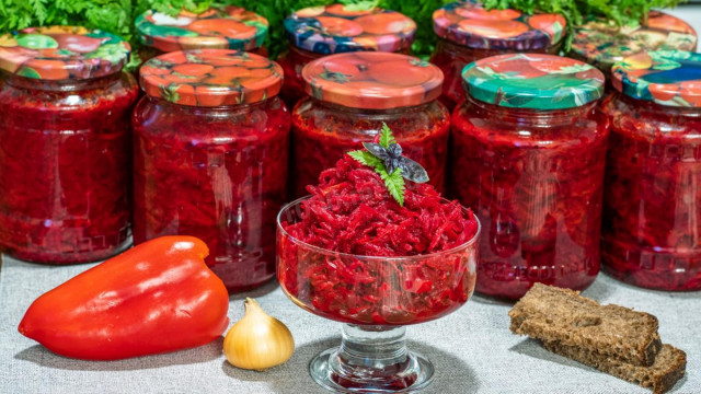 Dressing for borscht with onions bell pepper beetroot tomato