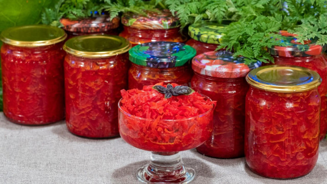 Cabbage salad with beets and carrots without sterilization