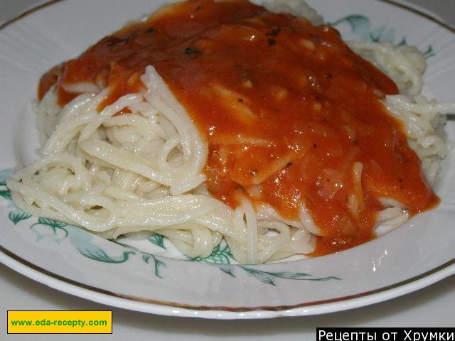 Tomato sauce for spaghetti made from tomatoes with garlic and basil