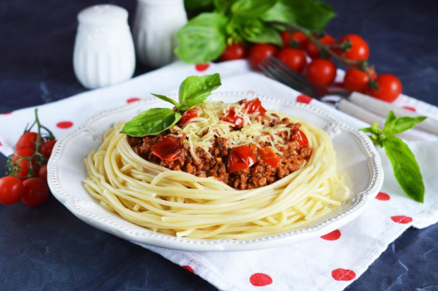 Pasta with minced meat and tomato paste