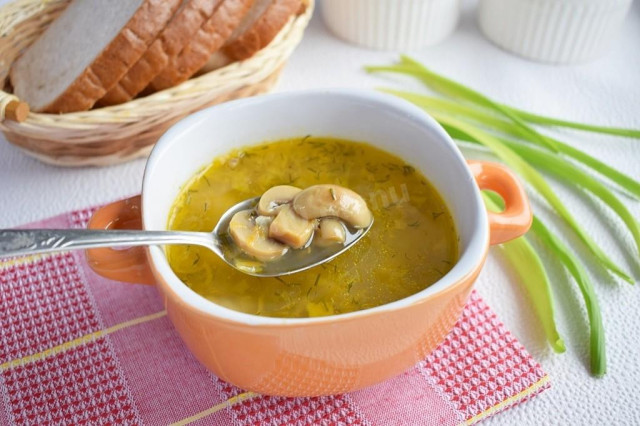 Mushroom soup with mushroom chicken with potatoes