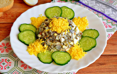 Delicious and simple seaweed salad with egg