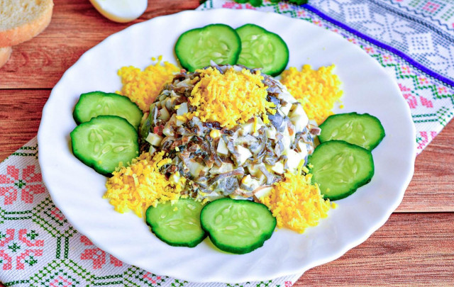 Delicious and simple seaweed salad with egg