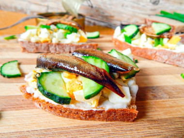 Sandwiches with sprats and fresh cucumber