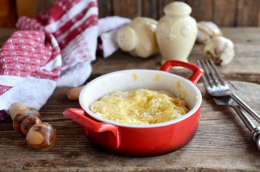 Chicken with cheese in the oven with sour cream