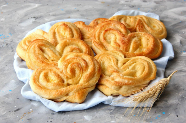 Buns with sugar from sweet yeast dough