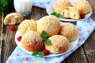 Yeast buns with milk