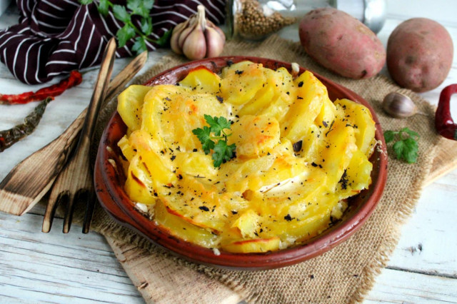 Potatoes baked in sour cream in the oven