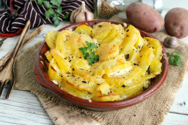 Potatoes baked in sour cream in the oven