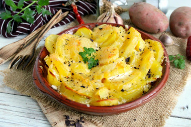 Potatoes baked in sour cream in the oven