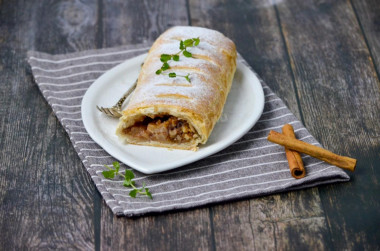 Strudel with apples from puff pastry classic