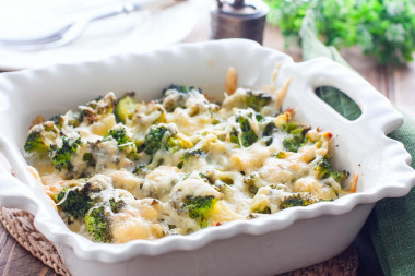 Broccoli with chicken in the oven