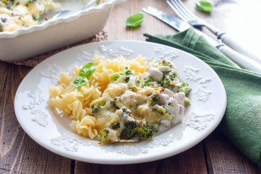 Broccoli with chicken in the oven